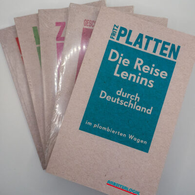 Fünf Taschenbücher, übereinandergeschichtet, zuoberst »Fritz Platten: Die Reise Lenins durch Deutschland«