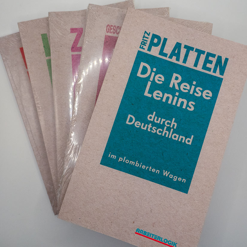 Fünf Taschenbücher, übereinandergeschichtet, zuoberst »Fritz Platten: Die Reise Lenins durch Deutschland«